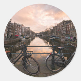 Fahrräder bei Sonnenuntergang in Amsterdam Runder Aufkleber