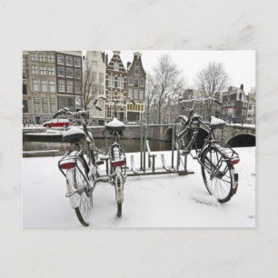 Fahrräder in schneebedecktem Amsterdam in den Postkarte