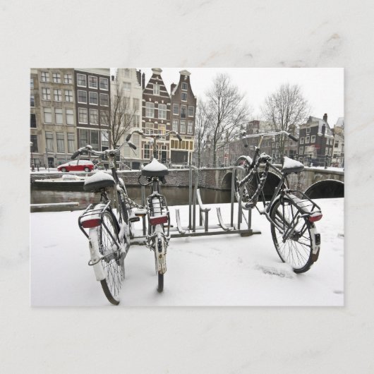 Fahrräder in schneebedecktem Amsterdam in den Postkarte (Vorderseite)