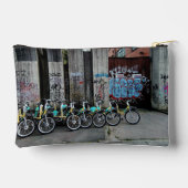 Fahrräder , vor der Graffiti-Wand Zubehörtasche (Rückseite)