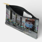 Fahrräder , vor der Graffiti-Wand Zubehörtasche (Offen)