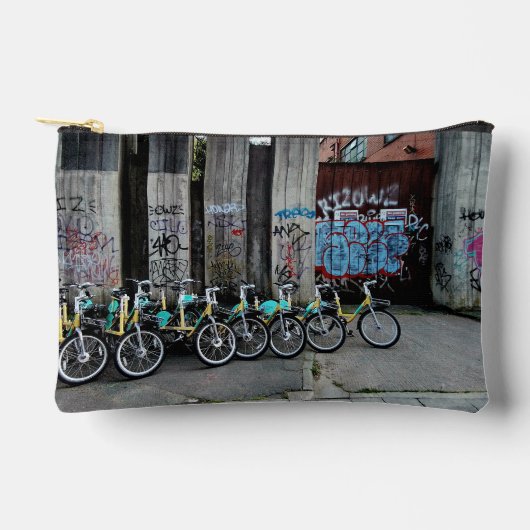 Fahrräder , vor der Graffiti-Wand Zubehörtasche (Vorderseite)