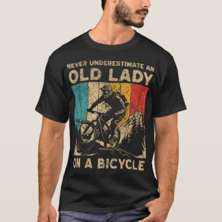 Fahrradfahren einer älteren Dame niemals unterschä T-Shirt