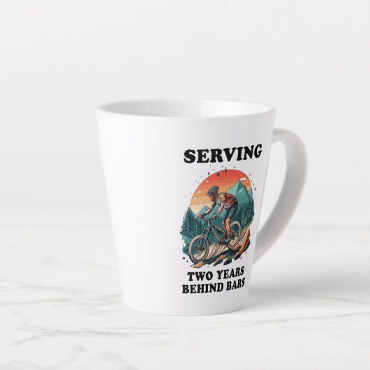 Fahrradfahrer, die zwei Jahre hinter Bars fahren Milchtasse (Rechte Ecke)