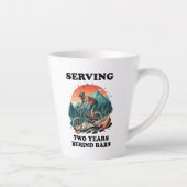 Fahrradfahrer, die zwei Jahre hinter Bars fahren Milchtasse (Rechts)