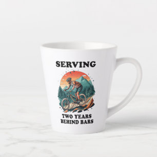 Fahrradfahrer, die zwei Jahre hinter Bars fahren Milchtasse