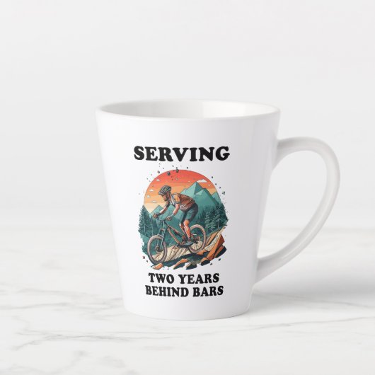 Fahrradfahrer, die zwei Jahre hinter Bars fahren Milchtasse (Rechts)