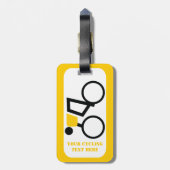 Fahrradfahrer fahren nach seinem Brauch Gepäckanhänger (Rückseite vertikal)