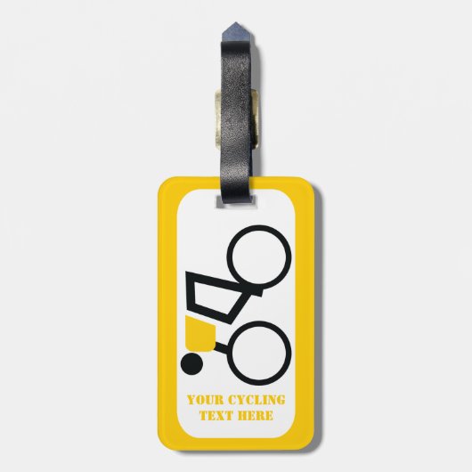 Fahrradfahrer fahren nach seinem Brauch Gepäckanhänger (Rückseite vertikal)