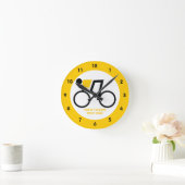 Fahrradfahrer fahren nach seinem Brauch Runde Wanduhr (Zuhause)