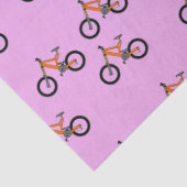 Fahrradmuster auf Rosa Seidenpapier (Detail)