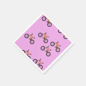 Fahrradmuster auf Rosa Serviette (Ecke)