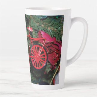 Fahrradschmuck auf einem Weihnachtsbaum Milchtasse