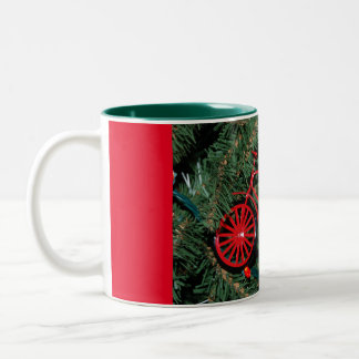 Fahrradschmuck auf einem Weihnachtsbaum Zweifarbige Tasse