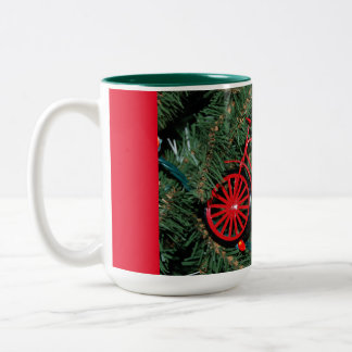 Fahrradschmuck auf einem Weihnachtsbaum Zweifarbige Tasse
