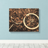 Fahrradteile mit Herbstblättern Leinwanddruck (Insitu (Holzboden))