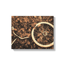 Fahrradteile mit Herbstblättern