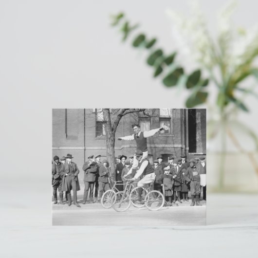 Fahrradtrick Riding, 1920er Postkarte (Stehend Vorderseite)