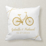 Fahrradverleih Kissen<br><div class="desc">Ein Retro-Strandkreuzfahrrad in Gold,  mit personalisierten Hochzeitsnamen und Datum. Schriftart können bearbeitet werden,  und die Hintergrundfarben auf der Vorder- und Rückseite können individuell geändert werden,  indem Sie auf 'Weiter' klicken und den Farbwähler im Hintergrund verwenden.</div>