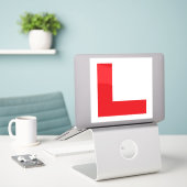 Fahrschüler mit L-Schild Aufkleber (Laptop auf Schreibtisch)