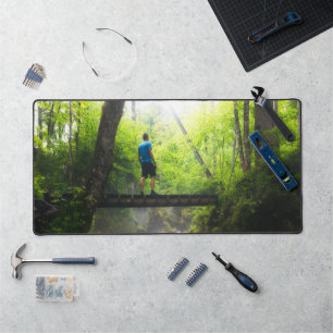 Fahrt durch den magischen Wald Schreibtischunterlage