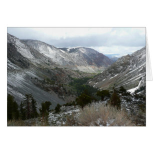 Fahrt durch die schneebedeckten Berge der Sierra N