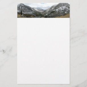 Fahrt durch die schneebedeckten Berge der Sierra N Briefpapier