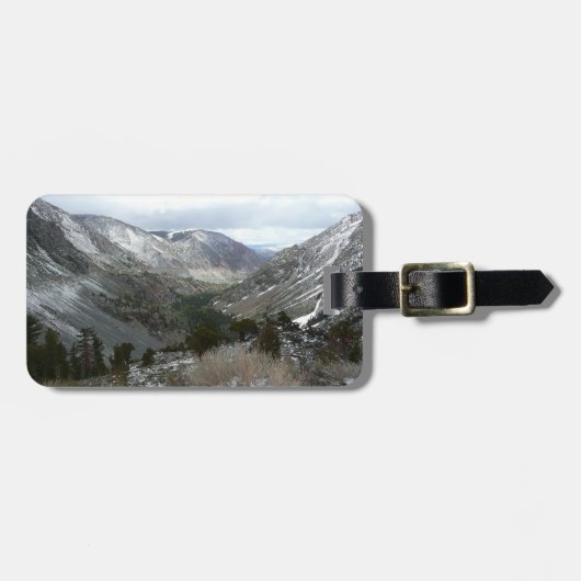 Fahrt durch die schneebedeckten Berge der Sierra N Gepäckanhänger (Vorderseite horizontal)