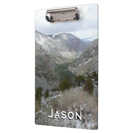 Fahrt durch die schneebedeckten Berge der Sierra N Klemmbrett (Links)