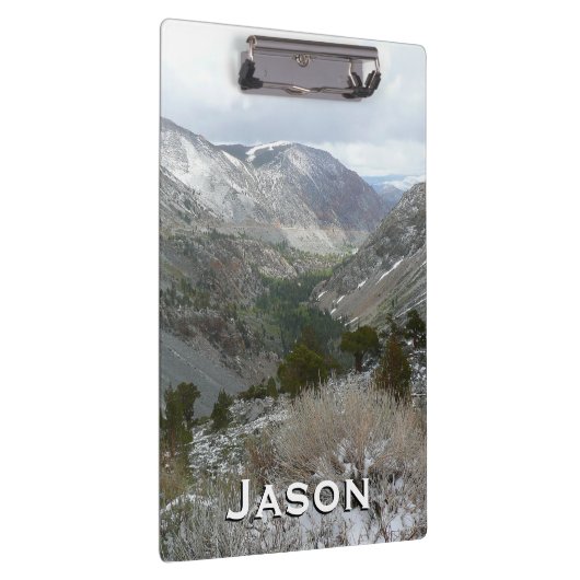 Fahrt durch die schneebedeckten Berge der Sierra N Klemmbrett (Rechts)