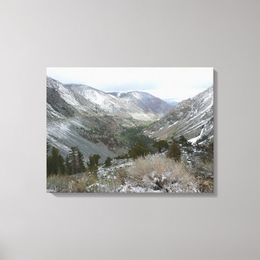 Fahrt durch die schneebedeckten Berge der Sierra N Leinwanddruck (Vorderseite)