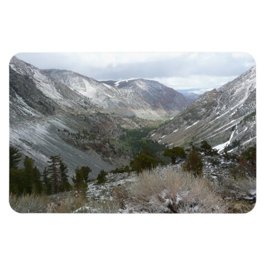 Fahrt durch die schneebedeckten Berge der Sierra N Magnet (Horizontal)
