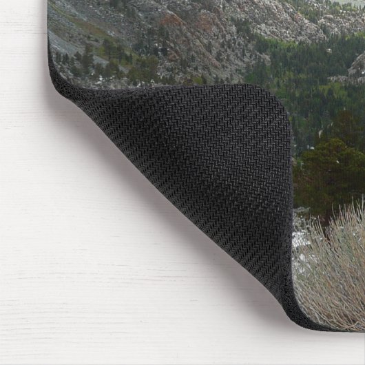Fahrt durch die schneebedeckten Berge der Sierra N Mousepad (Ecke)