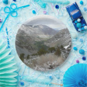 Fahrt durch die schneebedeckten Berge der Sierra N Pappteller (Party)