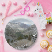 Fahrt durch die schneebedeckten Berge der Sierra N Pappteller (Party)