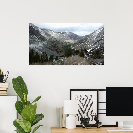 Fahrt durch die schneebedeckten Berge der Sierra N Poster (Heimbüro)