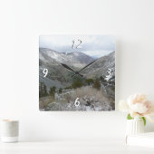 Fahrt durch die schneebedeckten Berge der Sierra N Quadratische Wanduhr (Zuhause)