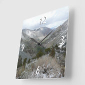 Fahrt durch die schneebedeckten Berge der Sierra N Quadratische Wanduhr (Winkel)