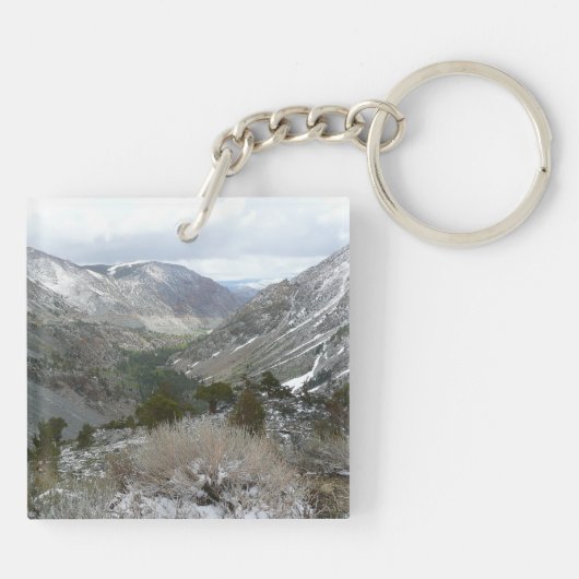 Fahrt durch die schneebedeckten Berge der Sierra N Schlüsselanhänger (Rückseite)