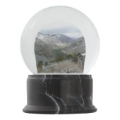 Fahrt durch die schneebedeckten Berge der Sierra N Schneekugel (Vorderseite)