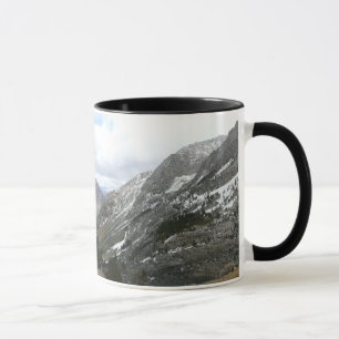 Fahrt durch die schneebedeckten Berge der Sierra N Tasse