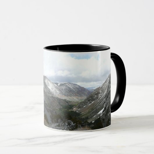Fahrt durch die schneebedeckten Berge der Sierra N Tasse (VorderseiteRechts)