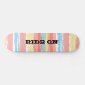 Fahrt mit blaurosa gelben Wasserfarben Streifen Skateboard (Horizontal)