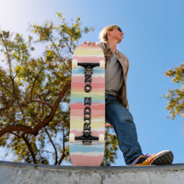 Fahrt mit blaurosa gelben Wasserfarben Streifen Skateboard