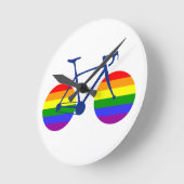 Fahrt mit dem Pride Bike Runde Wanduhr (Winkel)