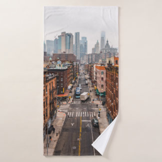 FAHRZEUGE AUF DER STRASSE ZWISCHEN HOCHRANGIGEN GE BADEHANDTUCH