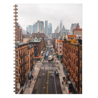 FAHRZEUGE AUF DER STRASSE ZWISCHEN HOCHRANGIGEN GE NOTIZBLOCK