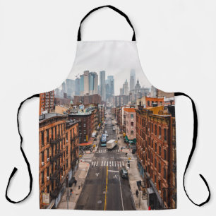 FAHRZEUGE AUF DER STRASSE ZWISCHEN HOCHRANGIGEN GE SCHÜRZE