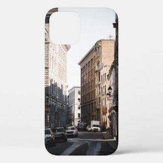 FAHRZEUGE, DIE AUF DER STRASSE ZWISCHEN GEBÄUDE PA Case-Mate iPhone HÜLLE