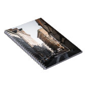 FAHRZEUGE, DIE AUF DER STRASSE ZWISCHEN GEBÄUDE PA NOTIZBLOCK (Rechte Seite)